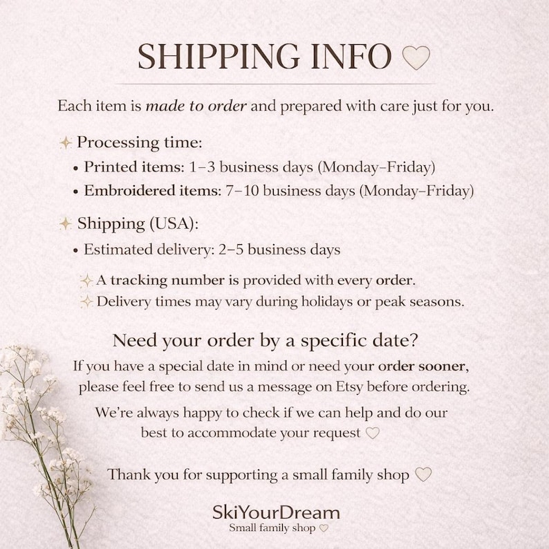 Puede incluir: Gr&aacute;fico color crema con el texto "SHIPPING INFO" en la parte superior. El texto proporciona informaci&oacute;n sobre los tiempos de procesamiento, el env&iacute;o dentro de EE. UU. y c&oacute;mo solicitar una fecha de entrega espec&iacute;fica. El nombre de la tienda "SkiYourDream" est&aacute; en la parte inferior.