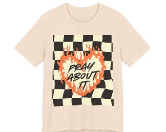 Beten Sie darüber Flamme Herz Schachbrett T-Shirt | Glaube Grafik T-Shirt