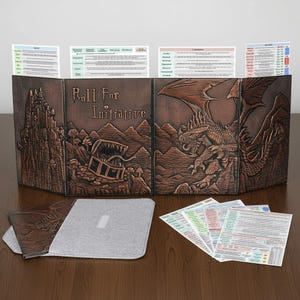 Può includere: Schermo da gioco di ruolo da tavolo marrone in rilievo con un design a drago e castello. Lo schermo recita "Roll For Initiative". Include una custodia in feltro e schede personaggio. Lo schermo è realizzato in un materiale resistente.