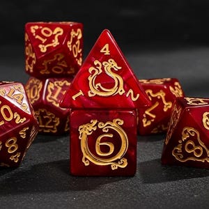 Set di dadi D&D Red Dragon Gold / Dadi D&D Ruby Swirl in regalo per DM RPG / Accessori Dungeons and Dragons da 7 pezzi / Set di dadi poliedrici D20