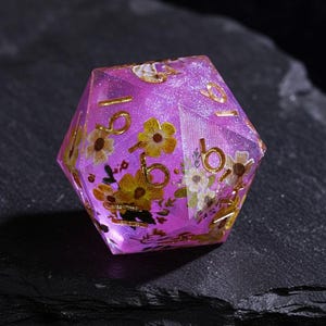 Può includere: Un dado traslucido a più facce con una tonalità rosa-viola. Il dado è adornato con inclusioni floreali gialle e bianche e numerali color oro. Il dado è progettato per i giochi da tavolo.