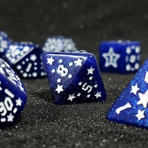 Jeu de dés D&D étoile du ciel nocturne | Cadeaux de dés D&D cosmiques violets pour DM RPG | 7 accessoires pour donjons et dragons | Jeux de dés polyédriques D20