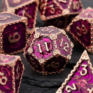 Juego de dados metálicos Purple Dragon DnD / Cadena de dados D&D para DM RPG / 7 piezas de accesorios de Dungeons and Dragons / Juegos de dados poliédricos D20