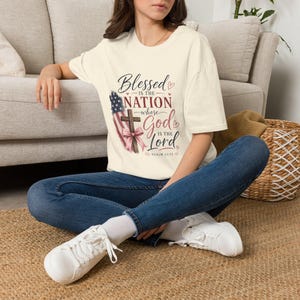 Maglietta cristiana "Benedetta la nazione" / Croce con bandiera americana e versetto biblico