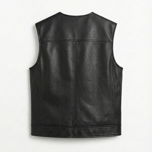K&ouml;nnte beinhalten: Eine schwarze Lederweste mit V-Ausschnitt und taillierter Passform. Die Weste hat ein klassisches Design mit sichtbaren Nahtdetails und einer glatten, matten Oberfl&auml;che. Die R&uuml;ckseite der Weste ist sichtbar und zeigt die Konstruktion und den Stil des Kleidungsst&uuml;cks.