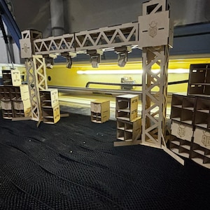 Può includere: Un set di tre tazze in ceramica con finitura opaca e macchiettata. Le tazze sono nei toni del crema, grigio chiaro e grigio scuro. Ogni tazza ha un design semplice e minimalista.