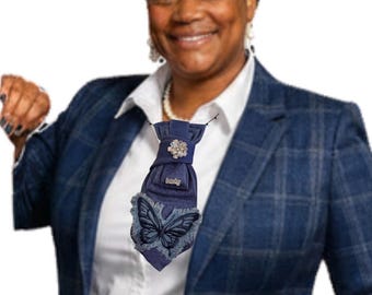 Blauwe vlinderstropdas | Denimaccenten, strassteenbroche, statementaccessoire