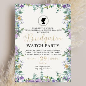 Può includere: Invito per un watch party di Bridgerton, con decorazioni floreali viola, blu e gialle. Il testo include data, ora e indirizzo dell'evento, con una silhouette di profilo femminile.