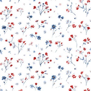 Può includere: Tessuto bianco con un motivo floreale ripetuto. Il design include piccoli fiori rossi, blu e rosa, con steli verdi. Questa delicata stampa floreale è ideale per progetti di artigianato e tessuti, offrendo un'estetica fresca e vibrante.
