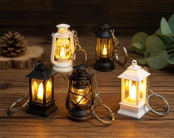 ミニLEDランタンキーホルダー、ヴィンテージスタイルのランプバッグチャーム、コテージコア調の輝き（電池付属）