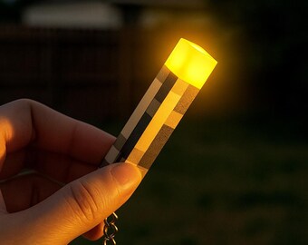 ピクセルLED懐中電灯キーホルダー｜充電式レトロゲーマーバックパックチャーム（ミニ懐中電灯ペンダント）