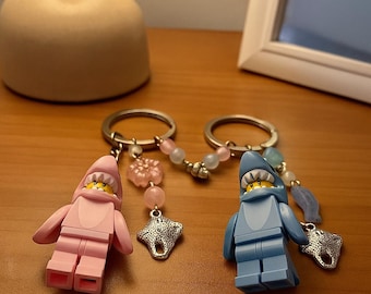 ピンクとブルーのサメのカップルキーホルダー｜かわいいお揃いのバッグチャーム