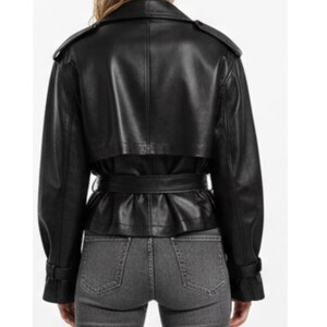 K&ouml;nnte beinhalten: Schwarze Lederjacke mit G&uuml;rtel und klassischem Trenchcoat-Design. Die Jacke hat einen Reverskragen, Schulterklappen und gekn&ouml;pfte Manschetten. Die R&uuml;ckseite der Jacke hat ein einzigartiges, geschichtetes Design.