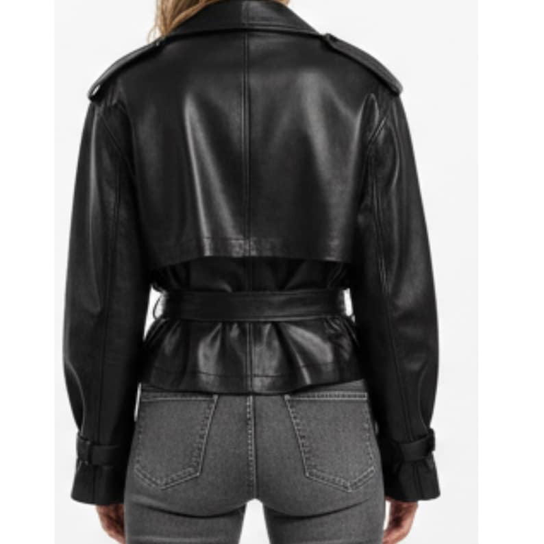 K&ouml;nnte beinhalten: Schwarze Lederjacke mit G&uuml;rtel und klassischem Trenchcoat-Design. Die Jacke hat einen Reverskragen, Schulterklappen und gekn&ouml;pfte Manschetten. Die R&uuml;ckseite der Jacke hat ein einzigartiges, geschichtetes Design.