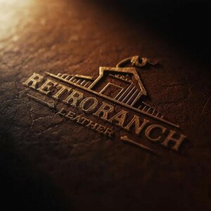 K&ouml;nnte beinhalten: Nahaufnahme einer braunen Lederoberfl&auml;che mit dem gepr&auml;gten Text "RETRO RANCH LEATHER" in Gold. Das Logo zeigt ein Ranchgeb&auml;ude und einen Lasso, was ein Western- oder rustikales Thema suggeriert.