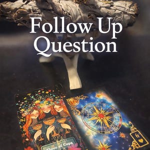 Könnte beinhalten: Das Bild zeigt Tarotkarten mit dem Text "Follow Up Question" und "Get answers beyond the initial reading." Die Karten zeigen Illustrationen von Frauen, Blumen und Himmelsmustern. Ein Salbeibündel und ein dekoratives Element sind ebenfalls vorhanden.