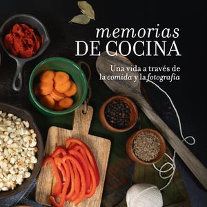 Peut inclure: Une couverture de livre de cuisine intitulée "memorias DE COCINA" avec du texte en espagnol, entourée de divers aliments. Des carottes tranchées, des poivrons rouges et des épices sont disposés autour du livre. Une cuillère en bois et une pelote de ficelle blanche sont également visibles.