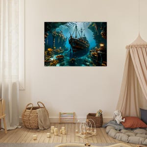 Könnte beinhalten: Digitaldruck eines gesunkenen Schiffes in einer Unterwasserhöhle. Das Kunstwerk zeigt ein detailliertes Piratenschiff, Korallen und eine blau-grüne Farbpalette. Die Szene wird von Sonnenlicht beleuchtet, das durch das Wasser scheint und einen dramatischen Effekt erzeugt.