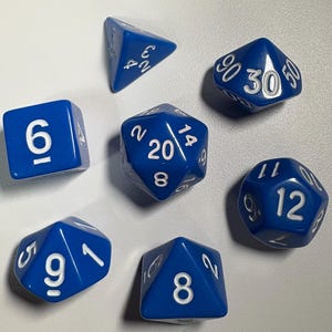 Puede incluir: Un conjunto de siete dados poliédricos azules con números blancos. Incluye un dado de seis caras, uno de cuatro caras, uno de ocho caras, uno de diez caras, uno de doce caras, uno de veinte caras y uno de treinta caras. Ideales para juegos de rol.