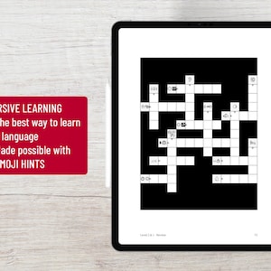 K&ouml;nnte beinhalten: Ein digitales Tablet mit einem schwarz-wei&szlig;en Kreuzwortr&auml;tsel mit Emoji-Hinweisen. Der Bildschirm zeigt den Text "Level 2.6.1 Review" und "73". Ein rotes Rechteck links zeigt "IMMERSIVE LEARNING" und "The best way to learn a language. Made possible with EMOJI HINTS."