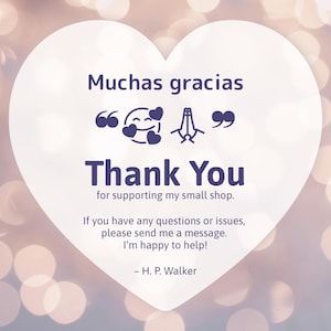 K&ouml;nnte beinhalten: Eine wei&szlig;e herzf&ouml;rmige Grafik mit den Worten "Muchas gracias" und "Thank You" in Dunkelblau. Der Text dr&uuml;ckt Dankbarkeit f&uuml;r die Unterst&uuml;tzung eines kleinen Shops aus, mit zus&auml;tzlicher Hilfe.