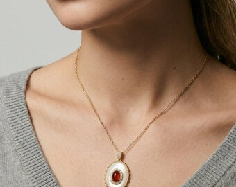 Parelmoerketting, amberkleurige edelsteenhanger, 18 kt gouden sieraden in vintage stijl, cognacstenen medaillon, statement parelketting