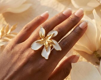 Gouden magnoliaring: statementring witte bloemen