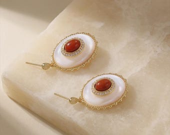 Parelmoer oorbellen, cognac edelsteen, 18 kt verguld, vintage zirkonia