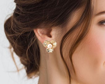 Pearl Bloom-oorbellen | Echte zoetwaterparel en 14 kt gouden bloemenstekers