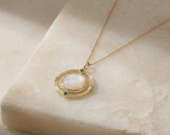 Parelmoer orbitale ketting, 18 kt goud geëtste hanger, smaragd smaragd hemels medaillon