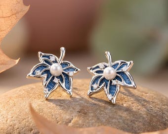 Denim oorbellen esdoorn | Witgouden en echt denim bladstekers