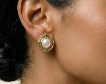 Parelmoer orbitale oorbellen, geëtst goud, smaragdgroene zirkonia, hemelse druppels