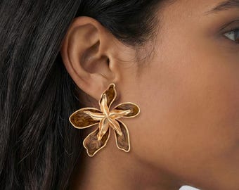 Bruine magnolia-oorbellen | Chocoladeglazuur en 18 kt gouden bloemenstekers