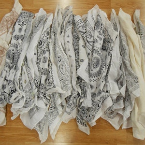 Lotto di 10 fazzoletti da motociclista in cotone bianco misto con stampe PAISLEY, vecchi modelli da 20"