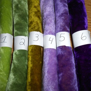 Puede incluir: Seis muestras de tela, etiquetadas del 1 al 6, en tonos de verde, amarillo, morado y morado oscuro.