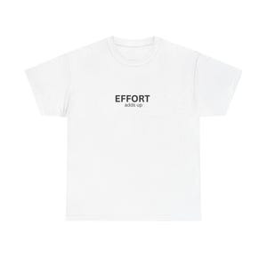 Può includere: Una t-shirt bianca a maniche corte con il testo "EFFORT" in grandi lettere maiuscole nere, con la parola "adds up" stampata in lettere minuscole nere più piccole direttamente sotto il testo principale al centro del petto.