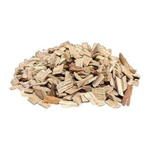 Puede incluir: Un montón de virutas de madera de color marrón claro, con diferentes tonos y texturas. Las virutas son rectangulares y parecen ser de madera dura, adecuadas para ahumar o asar a la parrilla. La imagen está sobre un fondo blanco liso.