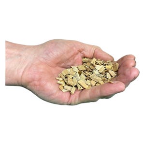 Puede incluir: Primer plano de una mano sosteniendo un puñado de virutas de madera de color claro. Las virutas son de varios tamaños y formas, con vetas de madera visibles. Estas virutas son probablemente para ahumar o asar a la parrilla, ofreciendo un sabor natural.