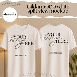 Pode incluir: Mockup de camiseta branca Gildan 5000, vista frontal e traseira, pendurada em um cabide. A frente da camisa tem o texto "YOUR design HERE" em script preto. A parte de trás da camisa tem o mesmo texto. A marca "LUCKYMOCKS" está na parte inferior.