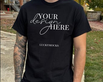 Gildan 5000 svart t-shirtmodell, fram- och bakvy, riktig manlig modell, bohemisk livsstilsskjortamodell