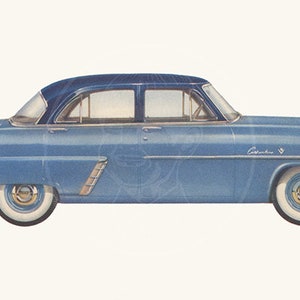 Könnte beinhalten: Ein blauer Ford Sedan aus den 1950er Jahren mit schwarzem Dach und Chrom-Akzenten. Das Auto ist in Seitenansicht zu sehen und der Schriftzug "Customline V8" ist an der Seite des Autos sichtbar.