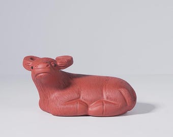 Ręcznie robiona figurka wołu z fioletowej gliny Yixing w kształcie bawołu, chiński znak zodiaku