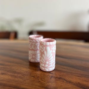 Könnte beinhalten: Ein Set aus drei Keramikbechern mit gesprenkelter, matter Oberfläche. Die Becher sind in den Farbtönen Creme, Hellgrau und Dunkelgrau gehalten. Jeder Becher hat ein schlichtes, minimalistisches Design, ideal für Kaffee oder Tee.