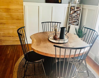 Mesa de comedor/reuniones de roble blanco, de una sola pieza, con borde natural y base estriada negra.