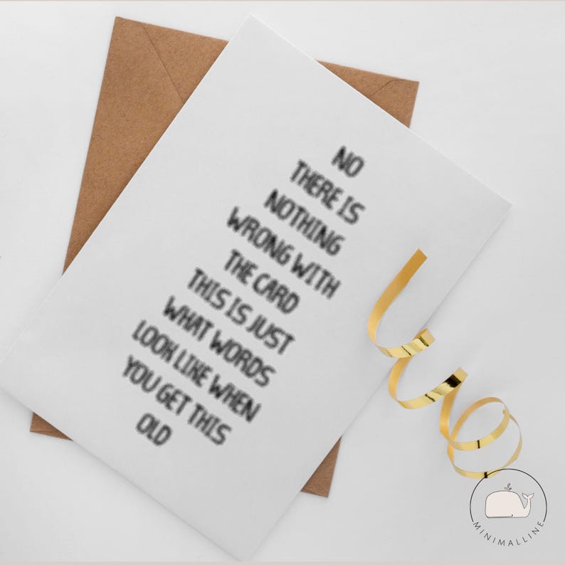 Peut inclure: Une carte de v&oelig;ux blanche avec du texte noir qui dit "NO THERE IS NOTHING WRONG WITH THE CARD THIS IS JUST WHAT WORDS LOOK LIKE WHEN YOU GET THIS OLD." La carte est sur une enveloppe marron avec un ruban dor&eacute;.