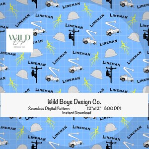 Op de afbeelding: Naadloos digitaal patroon met een blauwe achtergrond met illustraties van utility trucks, helmen, bliksem en elektriciteitspalen. Het woord "LINEMAN" wordt herhaald. Het patroon is 30.48cm x 30.48cm en van Wild Boys Design Co.