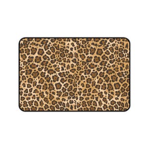 Può includere: Tappetino per mouse rettangolare con motivo leopardato. Il design include macchie marroni e nere su sfondo beige, con un bordo nero. Adatto per l'uso con un computer.