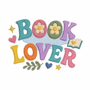 Może przedstawiać: Wzór haftu z napisem BOOK LOVER wykonanym kolorowymi, pogrubionymi, zaokrąglonymi literami. Projekt zawiera dwa kwiaty, małą otwartą książkę z sercem, dwa serca, gwiazdkę, czteroramienną gwiazdę oraz element w kształcie gałązki z liśćmi.