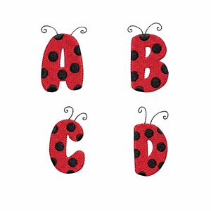 Puede incluir: Cuatro letras bordadas, A, B, C y D, cada una diseñada para parecerse a una mariquita. Las letras son rojas con lunares negros y tienen delicadas antenas. Las letras están sobre un fondo blanco.