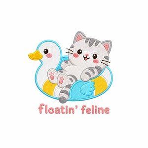 Puede incluir: Un parche bordado que muestra un gato atigrado gris y blanco con mejillas rosadas sentado dentro de un flotador de piscina con forma de pato amarillo y blanco con detalles azules. El texto floatin' feline está bordado en letras rosas debajo.